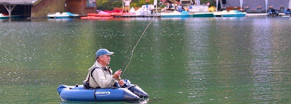 Der Fliegenfischer Walter in einem Bellyboot direkt vor dem Blattl Seerestaurant beim Fischen